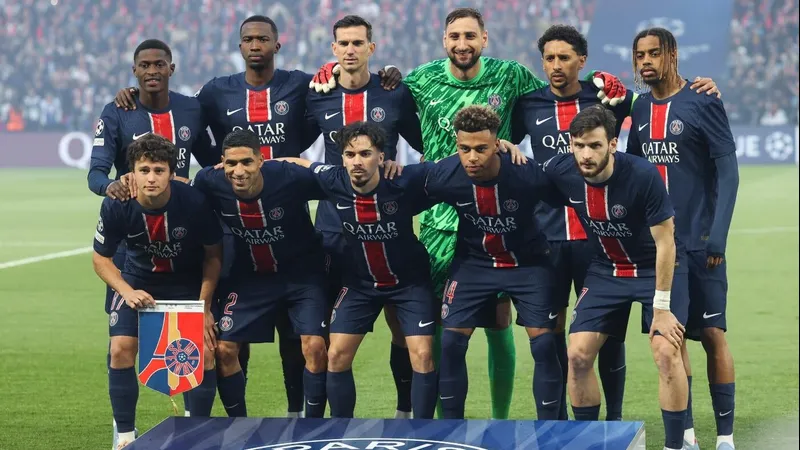 Cầu thủ Auxerre chạy nhanh với bóng trước sự áp đảo từ cầu thủ Paris Cầu thủ Auxerre chạy nhanh với bóng trước sự áp đảo từ cầu thủ Paris
